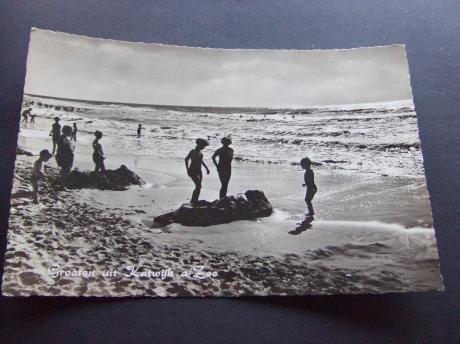 Katwijk aan Zee op het strand spelende kinderen